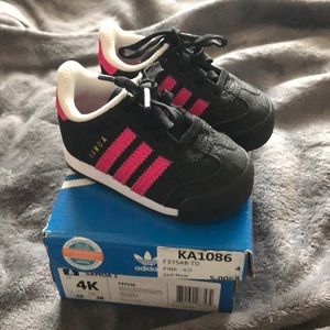 🌸Girls Adidas sneakers🌸